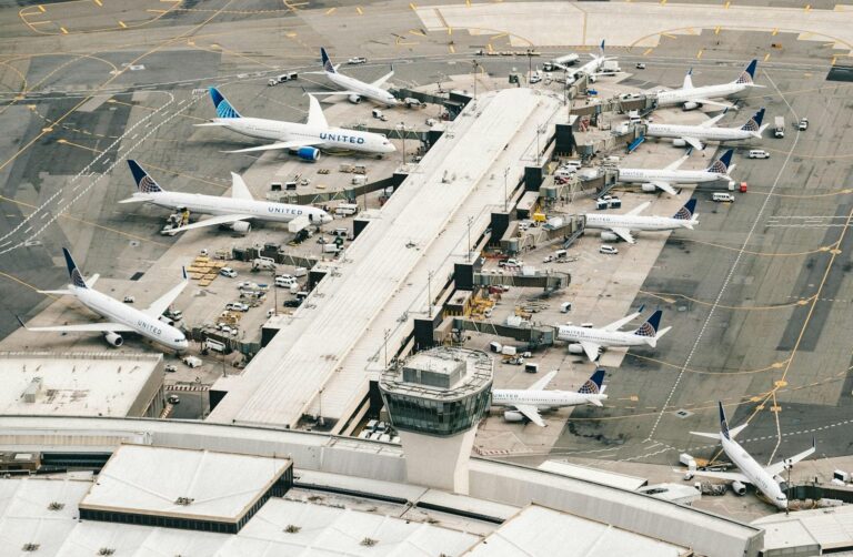 Boeing stock slips around 2% after earnings: what happened?