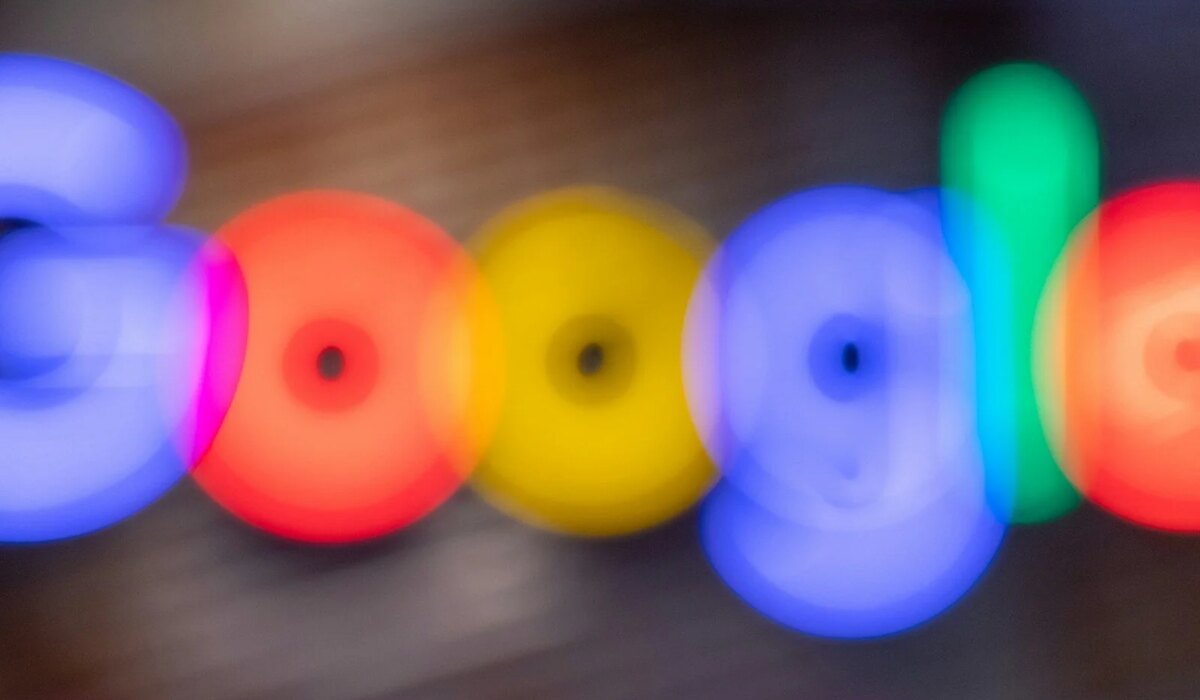 a blurry photo of a colorful object