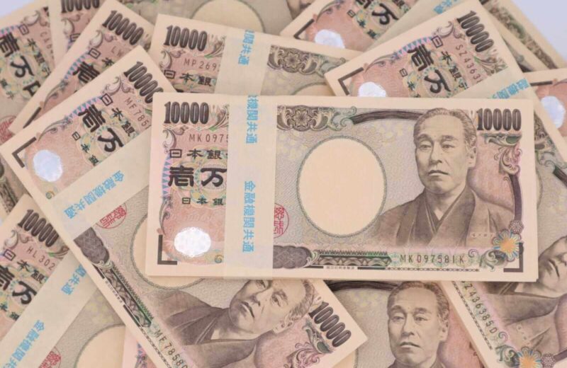 Dollar Sinks as the Yen Soars on Suspected Japanese Intervention
